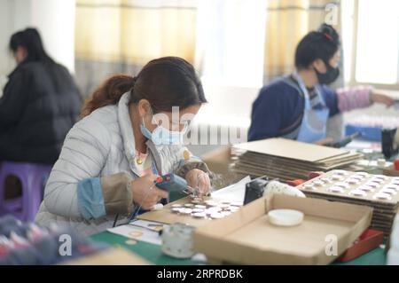 200401 -- RONGJIANG, le 1 avril 2020 -- des gens travaillent dans une entreprise d'électronique dans le comté de Rongjiang, dans la province du Guizhou du sud-ouest de la Chine, le 1 avril 2020. En tant que l'un des neuf comtés frappés par la pauvreté dans la province du Guizhou qui n'ont pas été sortis de la pauvreté, le comté de Rongjiang s'est concentré sur la promotion de la reprise de la production des entreprises dans le comté et l'exportation des services de main-d'œuvre depuis février. Jusqu'à présent, plus de 140 000 personnes ont été employées parmi les 190 000 travailleurs existants dans le comté de Rongjiang. CHINE-GUIZHOU-RONGJIANG-RÉDUCTION DE LA PAUVRETÉ CN YANGXYING PUBLICATIONXNOTXINXCHN Banque D'Images