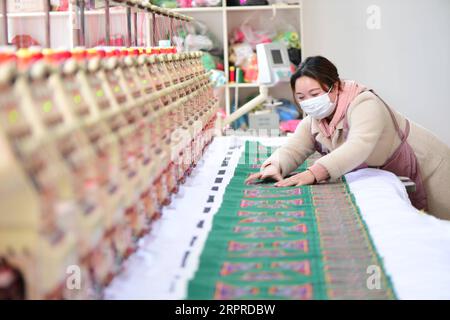 200401 -- RONGJIANG, le 1 avril 2020 -- Une femme travaille dans une entreprise de broderie dans le comté de Rongjiang, dans la province du Guizhou au sud-ouest de la Chine, le 1 avril 2020. En tant que l'un des neuf comtés frappés par la pauvreté dans la province du Guizhou qui n'ont pas été sortis de la pauvreté, le comté de Rongjiang s'est concentré sur la promotion de la reprise de la production des entreprises dans le comté et l'exportation des services de main-d'œuvre depuis février. Jusqu'à présent, plus de 140 000 personnes ont été employées parmi les 190 000 travailleurs existants dans le comté de Rongjiang. CHINE-GUIZHOU-RONGJIANG-RÉDUCTION DE LA PAUVRETÉ CN YANGXYING PUBLICATIONXNOTXINXCHN Banque D'Images