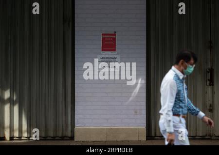 200401 -- JAKARTA, le 1 avril 2020 -- Un homme passe devant un magasin fermé au marché Pasar Baru, Jakarta, Indonésie, le 1 avril 2020. L’Indonésie a réduit ses prévisions de croissance économique pour cette année, la pandémie de COVID-19 s’étant rapidement propagée dans le pays. La croissance économique est estimée à 2,3 pour cent cette année, moins que le scénario du gouvernement de plus de 4 pour cent, a déclaré mercredi le ministre indonésien des Finances Sri Mulyani Indrawati. INDONÉSIE-JAKARTA-COVID-19-ÉCONOMIE VerixSanovri PUBLICATIONxNOTxINxCHN Banque D'Images