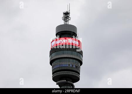 200401 -- LONDRES, le 1 avril 2020 Xinhua -- la tour BT affiche un message sauver des vies à Londres, en Grande-Bretagne, le 1 avril 2020. Selon le ministère de la Santé et des Affaires sociales, le nombre de cas confirmés de COVID-19 en Grande-Bretagne a atteint 29 474 mercredi matin, soit une augmentation de 4 324 en 24 heures. Photo de Tim Ireland/Xinhua BRITAIN-LONDRES-COVID-19-CAS PUBLICATIONxNOTxINxCHN Banque D'Images