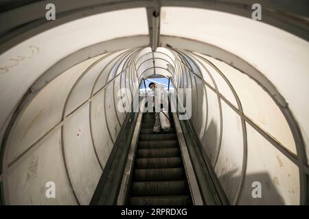 200402 -- TÉHÉRAN, le 2 avril 2020 Xinhua -- Un volontaire désinfecte un escalator à Téhéran, Iran, le 31 mars 2020. Photo Ahmad Halabisaz/Xinhua IRAN-TEHRAN-COVID-19 PUBLICATIONxNOTxINxCHN Banque D'Images