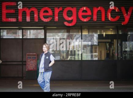 200402 -- VANCOUVER, le 2 avril 2020 Xinhua -- Un travailleur de la santé passe devant l'entrée d'urgence de l'Hôpital général de Vancouver à Vancouver, Canada, le 1 avril 2020. L’équipement de protection individuelle stocké au Canada ne suffit pas alors que la pandémie de COVID-19 fait rage dans le monde, a déclaré mercredi la ministre canadienne de la Santé, Patty Hajdu. Photo de Liang Sen/Xinhua CANADA-VANCOUVER-COVID-19-FRONTLINE PUBLICATIONxNOTxINxCHN Banque D'Images