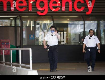 200402 -- VANCOUVER, le 2 avril 2020 Xinhua -- des gardes de sécurité marchent devant l'entrée des urgences de l'Hôpital général de Vancouver à Vancouver, Canada, le 1 avril 2020. L’équipement de protection individuelle stocké au Canada ne suffit pas alors que la pandémie de COVID-19 fait rage dans le monde, a déclaré mercredi la ministre canadienne de la Santé, Patty Hajdu. Photo de Liang Sen/Xinhua CANADA-VANCOUVER-COVID-19-FRONTLINE PUBLICATIONxNOTxINxCHN Banque D'Images