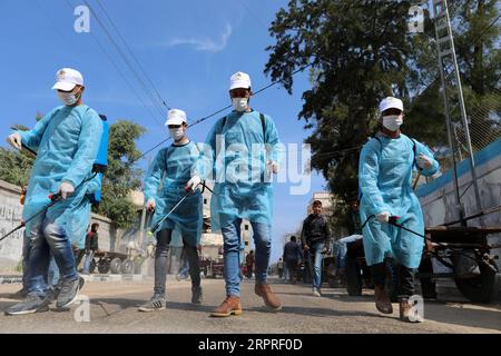 200402 -- GAZA, le 2 avril 2020 Xinhua -- des volontaires palestiniens désinfectent l'entrée d'une école appartenant à l'Office de secours et de travaux des Nations Unies pour les réfugiés palestiniens (UNRWA) au milieu de la propagation du COVID-19, à Deir al-Balah, dans le centre de la bande de Gaza, le 2 avril 2020. Photo de Yasser Qudih/Xinhua MIDEAST-GAZA-COVID-19 PUBLICATIONxNOTxINxCHN Banque D'Images