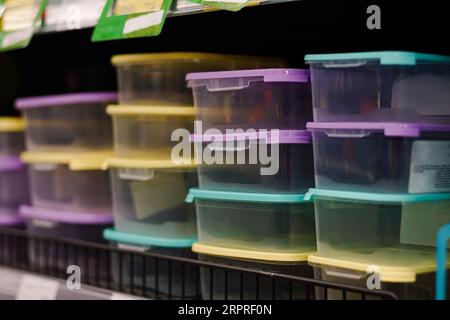 Variété de contenants alimentaires en plastique réutilisables sur l'étagère du magasin Banque D'Images