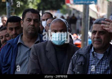 200402 -- PALESTINE, 2 avril 2020 Xinhua -- des employés de l'Autorité nationale palestinienne PNA font la queue pour retirer leurs salaires d'un distributeur automatique de billets d'une banque, dans la ville de Gaza, le 2 avril 2020. Photo de Rizek Abdeljawad/Xinhua MIDEAST-GAZA-LIFE PUBLICATIONxNOTxINxCHN Banque D'Images