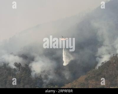 200403 -- PÉKIN, le 3 avril 2020 -- Un hélicoptère de lutte contre les incendies a déclenché un incendie de forêt à Xichang, dans la province du Sichuan, dans le sud-ouest de la Chine, le 1 avril 2020. PHOTOS XINHUA DU JOUR HuixXiaoyong PUBLICATIONxNOTxINxCHN Banque D'Images