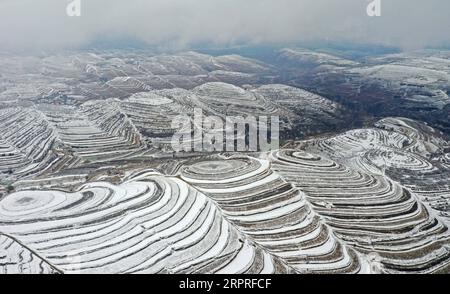 200403 -- PÉKIN, le 3 avril 2020 -- une photo aérienne prise le 1 avril 2020 montre des paysages de neige au parc en terrasses de Jinjiping dans le comté de Pengyang, Guyuan, ville du nord-ouest de la Chine, dans la région autonome hui de Ningxia. PHOTOS XINHUA DU JOUR YangxZhisen PUBLICATIONxNOTxINxCHN Banque D'Images