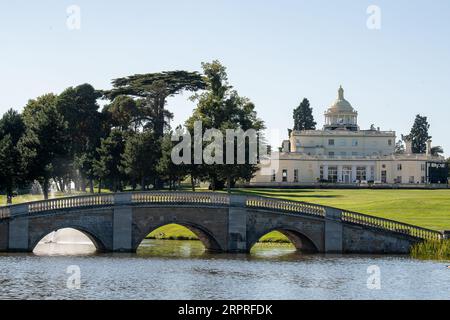 Stoke Poges, Buckinghamshire, Royaume-Uni. 5 septembre 2023. Le Grade I est classé manoir et ancien hôtel à Stoke Park dans le Buckinghamshire. Le bail de Stoke Park a été vendu en 2021 à Reliance Industries Ltd, contrôlée par le milliardaire indien Mukesh Ambani. Le golf, la salle de gym et les membres sociaux du riche country club ont vu leurs adhésions résiliées lorsqu'il a été vendu à Ambani pour 57 millions de livres sterling par la famille King. Bien que des rénovations soient en cours à Stoke Park, les habitants seraient attristés que Stoke Park n'ait pas été rouvert en tant que country club depuis la vente. Conseil du Buckinghamshire o Banque D'Images