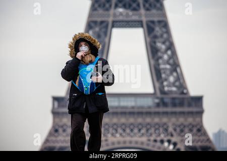 200403 -- PÉKIN, le 3 avril 2020 -- Un homme portant un masque facial marche au Palais du Trocadéro à Paris, France, le 17 mars 2020. Photo Aurelien Morissard/Xinhua Portraits de mars 2020 AoxLeilianmolisaergaojing PUBLICATIONxNOTxINxCHN Banque D'Images