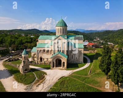 Vue aérienne du drone sur la cathédrale de Bagrati cathédrale reconstruite du 11e siècle, construite pendant le règne de Bagrat III dans les années 1000 et endommagée au fil des siècles Banque D'Images