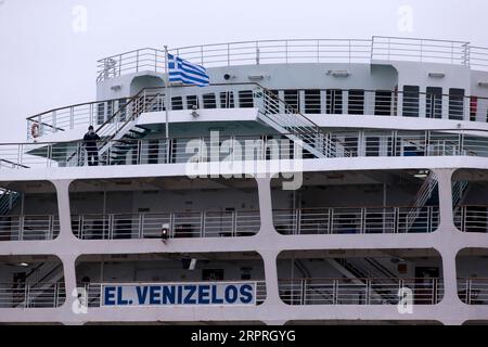 200403 -- LE PIRÉE, le 3 avril 2020 -- le ferry Eleftherios Venizelos est vu ancré au port du Pirée, en Grèce, le 3 avril 2020. La Grèce a signalé jeudi trois autres décès liés au nouveau coronavirus au cours des dernières 24 heures, portant le nombre total de décès à 53 depuis que le premier cas confirmé dans le pays a été annoncé le 26 février. GRÈCE-PIRÉE-FERRY-INFECTION-COVID-19 MariosxLolos PUBLICATIONxNOTxINxCHN Banque D'Images