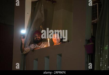 200405 -- NEW DELHI, le 5 avril 2020 -- les Indiens tiennent des bougies et une lampe de poche sur leur balcon pour marquer la lutte du pays contre la pandémie de COVID-19 à New Delhi, en Inde, le 5 avril 2020. Dimanche soir, le ministère indien de la Santé a déclaré que le nombre de décès dus au COVID-19 en Inde était passé à 83 et que le nombre total de cas confirmés dans le pays atteignait 3 577. INDE-NOUVEAU DELHI-COVID-19-ÉCLAIRAGE JavedxDar PUBLICATIONxNOTxINxCHN Banque D'Images