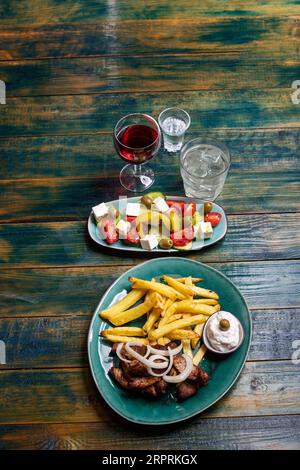 gyros grecs avec frites et tzaziki Banque D'Images
