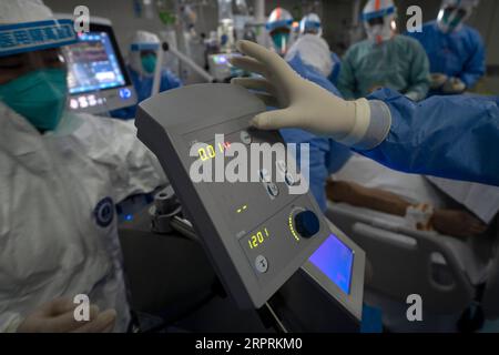 Coronavirus en Chine, Eindrücke aus einem Krankenhaus in Wuhan 200406 -- WUHAN, 6 avril 2020 -- le personnel médical a arrêté la machine ECMO utilisée pour soutenir les poumons de Hu après l'avoir retirée de son corps à l'hôpital pulmonaire de Wuhan à Wuhan, capitale de la province du Hubei en Chine centrale, le 5 avril 2020. Un patient surnommé Hu, un cas grave de COVID-19 âgé de 40 ans qui a été diagnostiqué avec la maladie début février, a les fonctions de ses poumons récupérées dimanche à l'hôpital pulmonaire de Wuhan avec des jours de soutien ECMO extracorporelle d'oxygénation membranaire. CHINE-WUHAN-COVID-19-CAS GRAVE- Banque D'Images