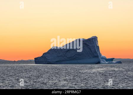 Impressionnant iceberg flottant dans la baie de Disko dans l'arctique tôt le crépuscule du matin avant le lever du soleil. Baie de Disko, baie de Baffin, Groenland, Danemark, Europe Banque D'Images