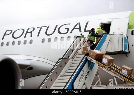 200406 -- LISBONNE, le 6 avril 2020 -- des fournitures médicales en provenance de Chine sont déchargées d'un avion à l'aéroport Humberto Delgado pour aider à lutter contre l'épidémie de COVID-19 à Lisbonne, Portugal, le 5 avril 2020. Photo de /Xinhua PORTUGAL-LISBON-COVID-19-CHINA-SUPPLIES PedroxFiuza PUBLICATIONxNOTxINxCHN Banque D'Images