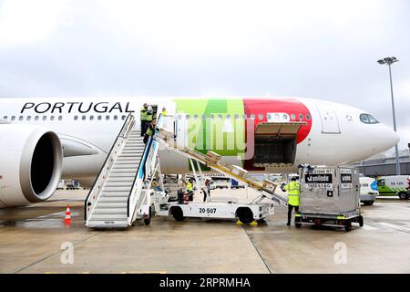 200406 -- LISBONNE, le 6 avril 2020 -- des fournitures médicales en provenance de Chine sont déchargées d'un avion à l'aéroport Humberto Delgado pour aider à lutter contre l'épidémie de COVID-19 à Lisbonne, Portugal, le 5 avril 2020. Photo de /Xinhua PORTUGAL-LISBON-COVID-19-CHINA-SUPPLIES PedroxFiuza PUBLICATIONxNOTxINxCHN Banque D'Images