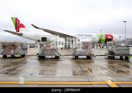 200406 -- LISBONNE, le 6 avril 2020 -- des fournitures médicales en provenance de Chine sont déchargées d'un avion à l'aéroport Humberto Delgado pour aider à lutter contre l'épidémie de COVID-19 à Lisbonne, Portugal, le 5 avril 2020. Photo de /Xinhua PORTUGAL-LISBON-COVID-19-CHINA-SUPPLIES PedroxFiuza PUBLICATIONxNOTxINxCHN Banque D'Images