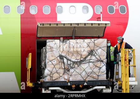 200406 -- LISBONNE, le 6 avril 2020 -- des fournitures médicales en provenance de Chine sont déchargées d'un avion à l'aéroport Humberto Delgado pour aider à lutter contre l'épidémie de COVID-19 à Lisbonne, Portugal, le 5 avril 2020. Photo de /Xinhua PORTUGAL-LISBON-COVID-19-CHINA-SUPPLIES PedroxFiuza PUBLICATIONxNOTxINxCHN Banque D'Images