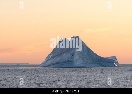 Impressionnant pinacle flottant iceberg dans la baie de Disko dans l'arctique tôt le crépuscule du matin avant le lever du soleil. Baie de Disko, baie de Baffin, Groenland, Danemark, Europe Banque D'Images