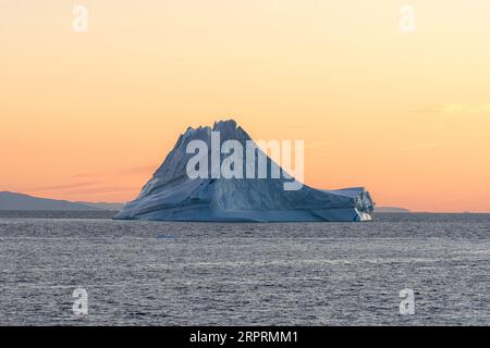 Impressionnant pinacle flottant ceberg dans la baie de Disko dans l'arctique tôt le crépuscule du matin avant le lever du soleil. Baie de Disko, baie de Baffin, Groenland Danemark, Europe Banque D'Images