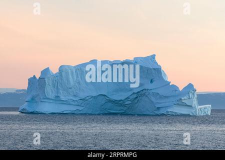 Impressionnant iceberg flottant dans la baie de Disko dans l'arctique tôt le crépuscule du matin avant le lever du soleil. Baie de Disko, baie de Baffin, Groenland, Danemark, Europe Banque D'Images