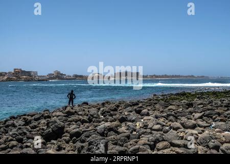 200407 -- DAKAR, le 7 avril 2020 Xinhua -- une photo prise le 6 avril 2020 montre un homme chassant seul l'oursin dans le nord de l'île de Ngor, Dakar, Sénégal. Samedi soir, le président sénégalais Macky Sall a prolongé par décret présidentiel l’état d’urgence actuel, ainsi que le couvre-feu du crépuscule à l’aube pendant 30 jours, jusqu’au 4 mai. Le nombre total de cas confirmés dans le pays a atteint 226, parmi lesquels 92 patients ont été guéris. Photo Eddy Peters/Xinhua SÉNÉGAL-COVID-19-ÉTAT D'URGENCE-CAS PUBLICATIONxNOTxINxCHN Banque D'Images