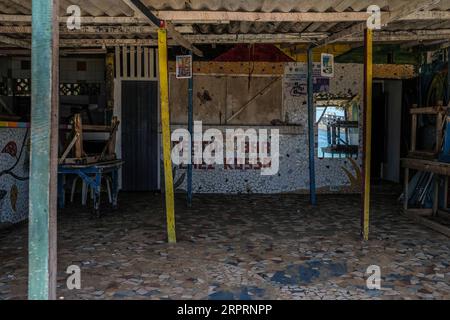 200407 -- DAKAR, le 7 avril 2020 19 Xinhua -- une photo prise le 6 avril 2020 montre des magasins et des restaurants fermés sur l'île de Ngor, Dakar, Sénégal. Samedi soir, le président sénégalais Macky Sall a prolongé par décret présidentiel l’état d’urgence actuel, ainsi que le couvre-feu du crépuscule à l’aube pendant 30 jours, jusqu’au 4 mai. Le nombre total de cas confirmés dans le pays a atteint 226, parmi lesquels 92 patients ont été guéris. Photo Eddy Peters/Xinhua SÉNÉGAL-COVID-19-ÉTAT D'URGENCE-CAS PUBLICATIONxNOTxINxCHN Banque D'Images