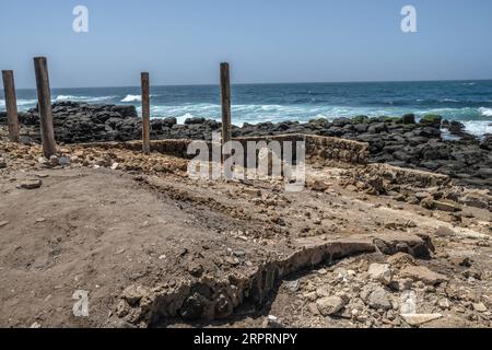 200407 -- DAKAR, le 7 avril 2020 Xinhua -- Un garde est assis sur la plage vide de l'île de Ngor, Dakar, Sénégal, le 6 avril 2020. Samedi soir, le président sénégalais Macky Sall a prolongé par décret présidentiel l’état d’urgence actuel, ainsi que le couvre-feu du crépuscule à l’aube pendant 30 jours, jusqu’au 4 mai. Le nombre total de cas confirmés dans le pays a atteint 226, parmi lesquels 92 patients ont été guéris. Photo Eddy Peters/Xinhua SÉNÉGAL-COVID-19-ÉTAT D'URGENCE-CAS PUBLICATIONxNOTxINxCHN Banque D'Images