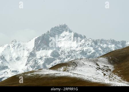 200407 -- TIANZHU, 7 avril 2020 -- une photo prise le 7 avril 2020 montre le paysage de neige des montagnes Qilian dans le comté autonome tibétain de Tianzhu, province du Gansu, au nord-ouest de la Chine. CHINA-GANSU-SNOW SCENERY CN FanxPeishen PUBLICATIONxNOTxINxCHN Banque D'Images