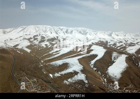 200407 -- TIANZHU, 7 avril 2020 -- une photo prise le 7 avril 2020 montre le paysage de neige des montagnes Qilian dans le comté autonome tibétain de Tianzhu, province du Gansu, au nord-ouest de la Chine. CHINA-GANSU-SNOW SCENERY CN FanxPeishen PUBLICATIONxNOTxINxCHN Banque D'Images