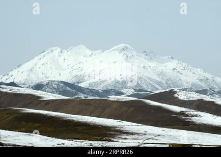 200407 -- TIANZHU, 7 avril 2020 -- une photo prise le 7 avril 2020 montre le paysage de neige des montagnes Qilian dans le comté autonome tibétain de Tianzhu, province du Gansu, au nord-ouest de la Chine. CHINA-GANSU-SNOW SCENERY CN FanxPeishen PUBLICATIONxNOTxINxCHN Banque D'Images