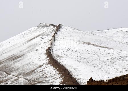 200407 -- TIANZHU, 7 avril 2020 -- une photo prise le 7 avril 2020 montre le paysage de neige des montagnes Qilian dans le comté autonome tibétain de Tianzhu, province du Gansu, au nord-ouest de la Chine. CHINA-GANSU-SNOW SCENERY CN FanxPeishen PUBLICATIONxNOTxINxCHN Banque D'Images