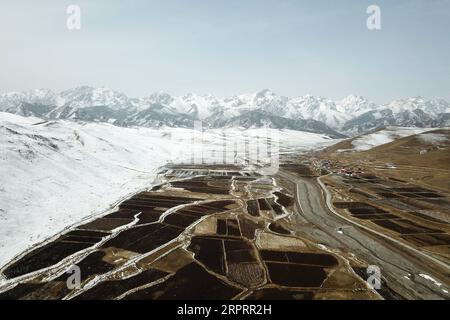 200407 -- TIANZHU, 7 avril 2020 -- une photo prise le 7 avril 2020 montre le paysage de neige des montagnes Qilian dans le comté autonome tibétain de Tianzhu, province du Gansu, au nord-ouest de la Chine. CHINA-GANSU-SNOW SCENERY CN FanxPeishen PUBLICATIONxNOTxINxCHN Banque D'Images