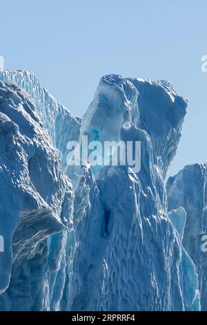 Gros plan d'un impressionnant iceberg flottant sous le soleil arctique dans le fjord glacé Ilulissat, site classé au patrimoine mondial de l'UNESCO. Ilulissat, Groenland Banque D'Images