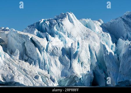 Gros plan d'un impressionnant iceberg flottant sous le soleil arctique dans le fjord glacé Ilulissat, site classé au patrimoine mondial de l'UNESCO. Ilulissat, Groenland Banque D'Images