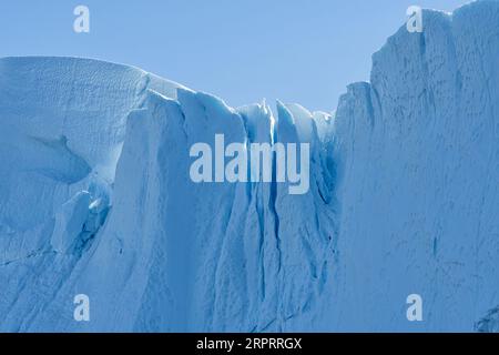 Gros plan d'un impressionnant iceberg flottant sous le soleil arctique dans le fjord glacé Ilulissat, site classé au patrimoine mondial de l'UNESCO. Ilulissat, Groenland, Danemark Banque D'Images