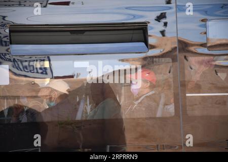 200407 -- RABAT, le 7 avril 2020 -- des personnes portant un masque facial sont vues dans un bus à Rabat, au Maroc, le 7 avril 2020. Mardi, le Maroc a rendu obligatoire le port de masques faciaux en dehors de la maison. Le nombre de décès dus au COVID-19 a atteint mardi 90 au Maroc parmi les 1 184 cas confirmés, a déclaré le ministère de la Santé. Photo de /Xinhua MAROC-RABAT-COVID-19-MASQUES FACIAUX Chadi PUBLICATIONxNOTxINxCHN Banque D'Images