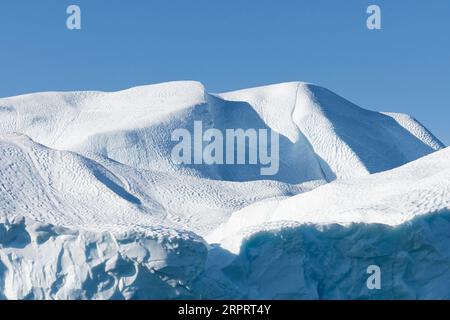 Gros plan d'un impressionnant iceberg flottant sous le soleil arctique dans le fjord glacé d'Ilulissat, site classé au patrimoine mondial de l'UNESCO, près d'Ilulissat. Disko Bay Groenland Banque D'Images