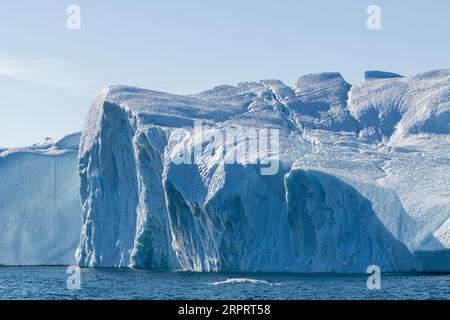 Impressionnants icebergs flottants sous le soleil arctique dans le fjord de glace d'Ilulissat, site classé au patrimoine mondial de l'UNESCO, près d'Ilulissat. Ilulissat, Avanaata, Groenland Banque D'Images