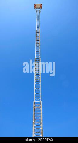 très longue échelle métallique de l'échelle du camion de pompiers pendant l'exercice Banque D'Images