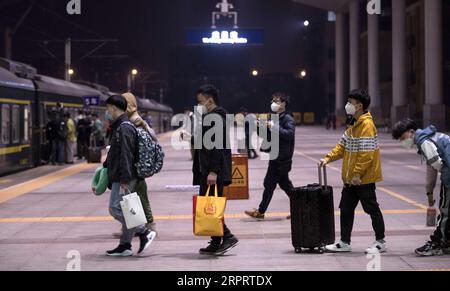 200408 -- PÉKIN, le 8 avril 2020 -- les passagers se préparent à monter à bord du train K81 à la gare ferroviaire de Wuchang à Wuhan, dans la province du Hubei au centre de la Chine, le 8 avril 2020. POUR ALLER AVEC LES GROS TITRES XINHUA DU 8 AVRIL 2020. CHINA-HUBEI-WUHAN-RESTRICTION DE VOYAGE À L'ÉTRANGER LEVÉE DE LA LOI CN FEIXMAOHUA PUBLICATIONXNOTXINXCHN Banque D'Images