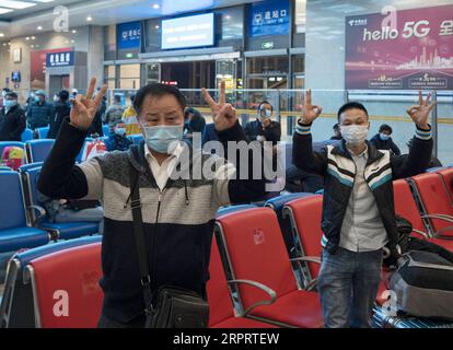 200408 7 -- PÉKIN, le 8 avril 2020 -- les passagers se lèvent pour Wuhan en attendant de prendre le train K81 à la gare ferroviaire de Wuchang à Wuhan, dans la province du Hubei, au centre de la Chine, fin avril 2020. POUR ALLER AVEC LES GROS TITRES XINHUA DU 8 AVRIL 2020. CHINA-HUBEI-WUHAN-RESTRICTION DE VOYAGE À L'ÉTRANGER LEVÉE DE LA LOI CN FEIXMAOHUA PUBLICATIONXNOTXINXCHN Banque D'Images