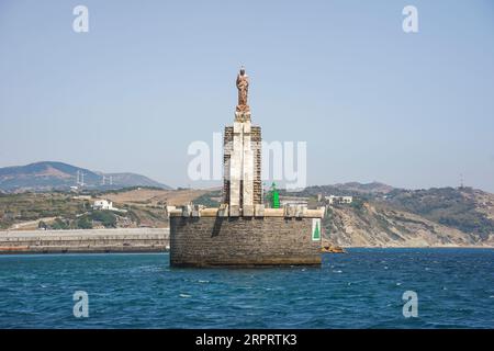 Jésus Christus statue à l'entrée du port de Tarifa, Sagrado Corazon de Jésus, Jésus Christ statue, Costa de la Luz, Andalousie, espagne. Banque D'Images