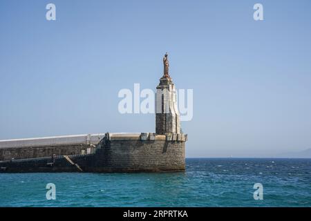 Jésus Christus statue à l'entrée du port de Tarifa, Sagrado Corazon de Jésus, Jésus Christ statue, Costa de la Luz, Andalousie, espagne. Banque D'Images