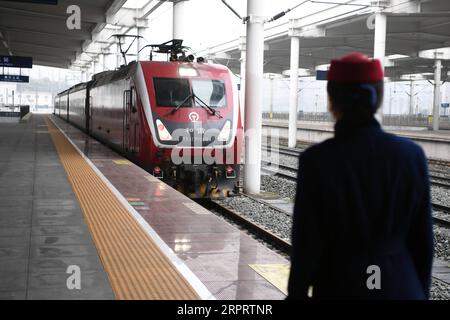 200408 -- CHONGQING, le 8 avril 2020 -- le train Z3 transportant des passagers en provenance de Wuhan arrive à la gare ferroviaire nord de Chongqing, à Chongqing, dans le sud-ouest de la Chine, le 8 avril 2020. Alors que le train Z3 de Pékin à Chongqing a atteint la gare ferroviaire nord de Chongqing mercredi matin, le premier groupe de 87 passagers en provenance de Wuhan est arrivé à Chongqing depuis que Wuhan a levé mercredi les restrictions de voyage au départ. CHINE-CHONGQING-PASSAGERS DE WUHAN CN TANGXYI PUBLICATIONXNOTXINXCHN Banque D'Images