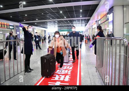 200408 -- CHONGQING, le 8 avril 2020 -- les passagers de Wuhan sortent de la gare ferroviaire nord de Chongqing par un passage spécial à Chongqing, dans le sud-ouest de la Chine, le 8 avril 2020. Alors que le train Z3 de Pékin à Chongqing a atteint la gare ferroviaire nord de Chongqing mercredi matin, le premier groupe de 87 passagers en provenance de Wuhan est arrivé à Chongqing depuis que Wuhan a levé mercredi les restrictions de voyage au départ. CHINE-CHONGQING-PASSAGERS DE WUHAN CN TANGXYI PUBLICATIONXNOTXINXCHN Banque D'Images