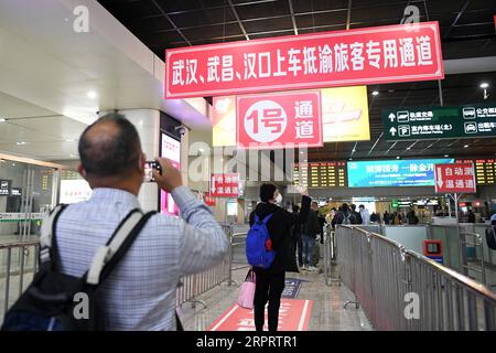 200408 -- CHONGQING, le 8 avril 2020 -- les passagers de Wuhan sortent de la gare ferroviaire nord de Chongqing par un passage spécial à Chongqing, dans le sud-ouest de la Chine, le 8 avril 2020. Alors que le train Z3 de Pékin à Chongqing a atteint la gare ferroviaire nord de Chongqing mercredi matin, le premier groupe de 87 passagers en provenance de Wuhan est arrivé à Chongqing depuis que Wuhan a levé mercredi les restrictions de voyage au départ. CHINE-CHONGQING-PASSAGERS DE WUHAN CN TANGXYI PUBLICATIONXNOTXINXCHN Banque D'Images