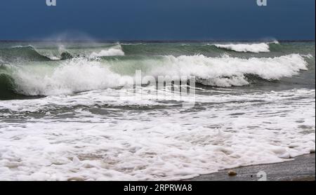 Tempête, grosses vagues et vent fort ont frappé la côte de la mer Égée à la fin de la saison de baignade en Grèce Banque D'Images